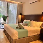 Central Playa Del Carmen Master Suite With Rooftop Pool And Gym Wifi Free Parking Near Beach