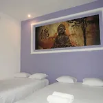 Easy Hotel