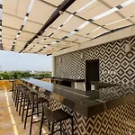 Studio Close To 5Th Av. W/ Amazing Roof Pool View, Gym, Spa And More!