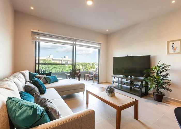 Modern Condo Wifi 200Mb, 2 Gyms, 6Pools, Balcony