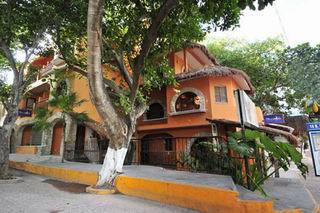 Moongate Hotel 2*