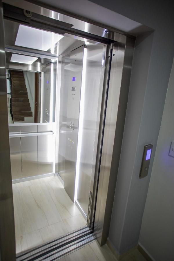 Menesse Midtown Studio *