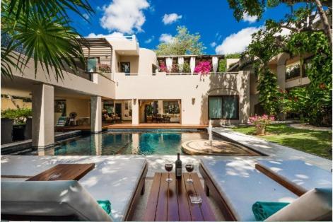 Amazing Hacienda For 14 Guests! Steps To The Beach! Villa Playa del Carmen