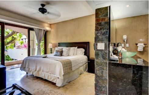 Amazing Hacienda For 14 Guests! Steps To The Beach!