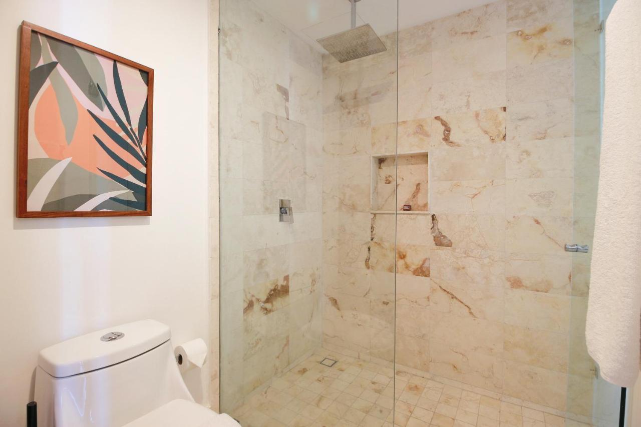 **stunning **brand New Apart On 5th Ave *