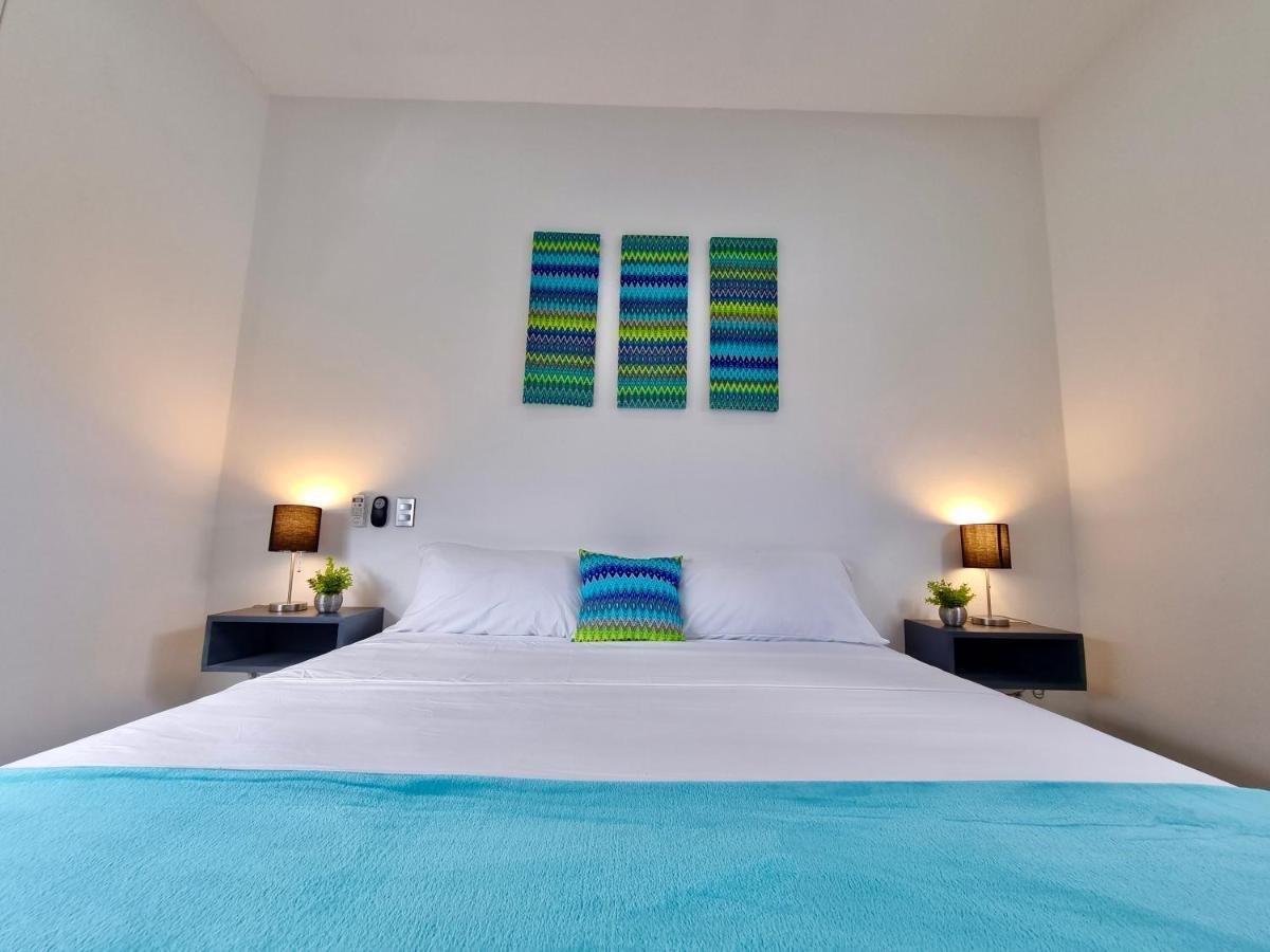 Vakantiehuis Modern Rutelena +good Location+pool+ac+sleeps 12