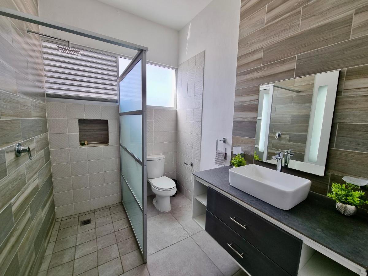 Modern Rutelena +good Location+pool+ac+sleeps 12 *
