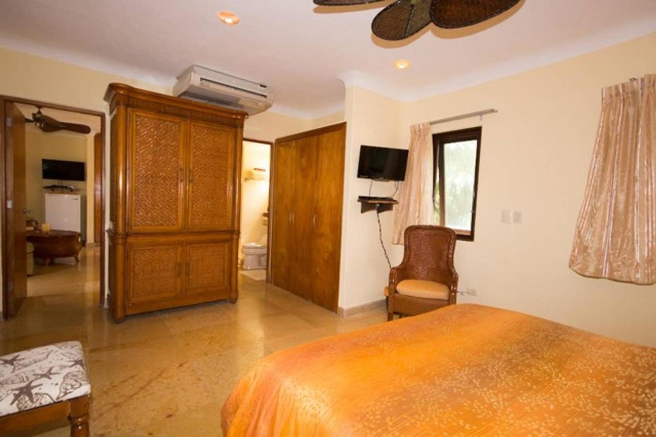 Blue Palms Suites, Pool Onsite, Steps To The & 5th Ave