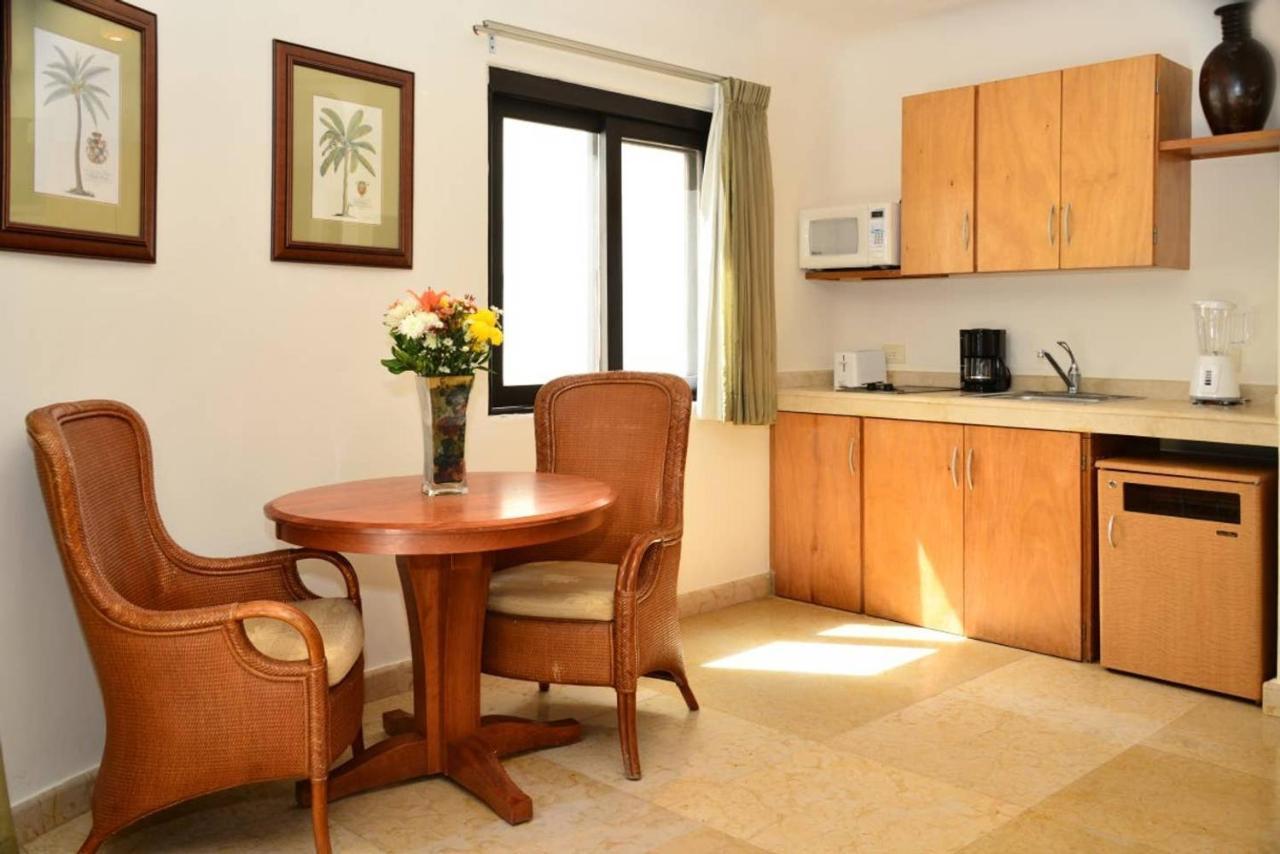 Blue Palms Suites, Pool Onsite, Steps To The & 5th Ave