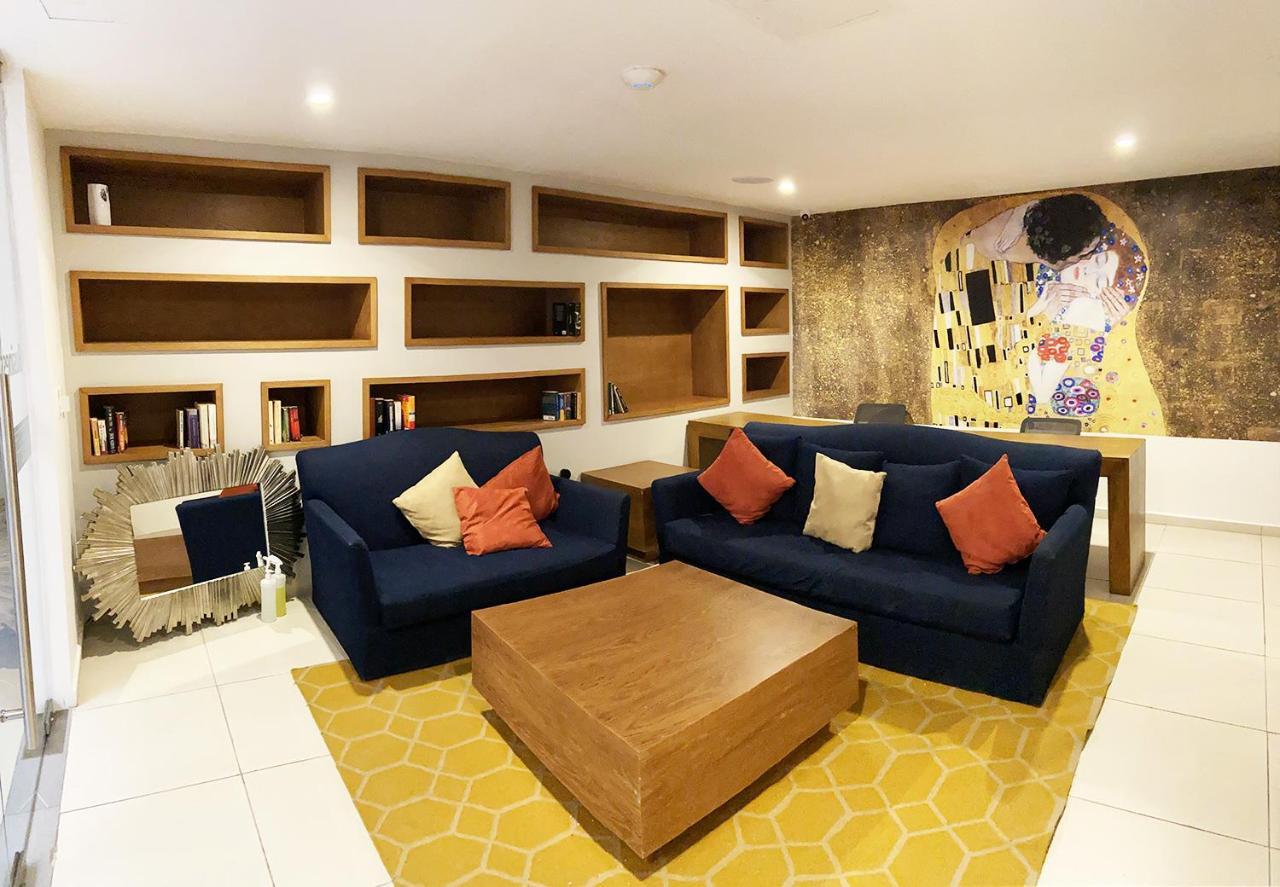 Apartment W/rooftop Pool Only 2 Mins From The