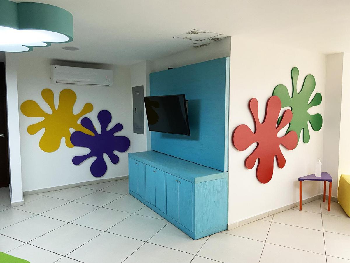 W/rooftop Pool Only 2 Mins From The Apartment Playa del Carmen
