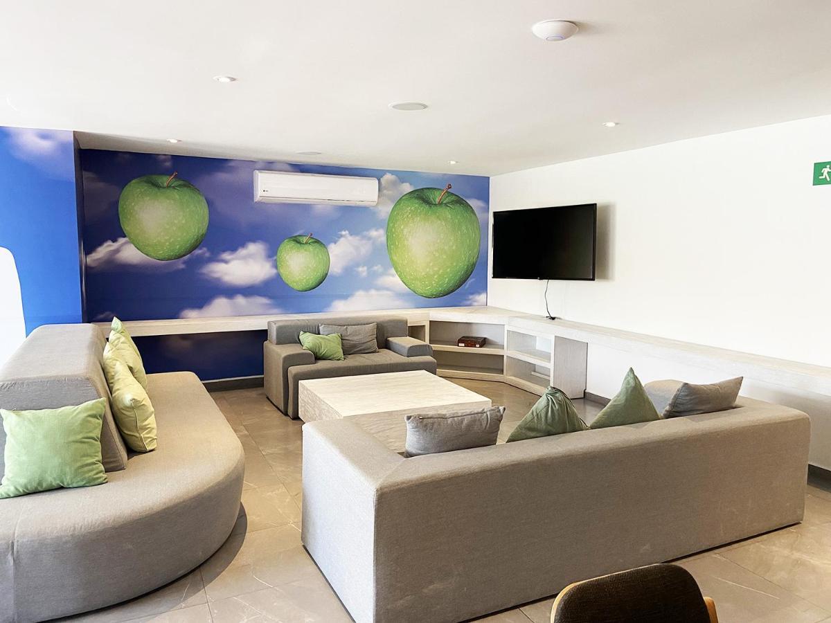 W/rooftop Pool Only 2 Mins From The Apartment *