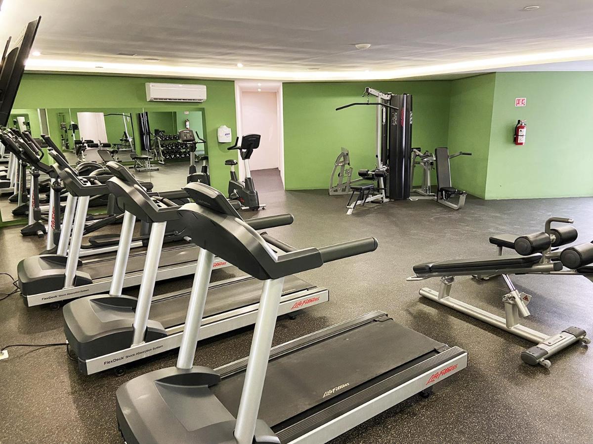 W/rooftop Pool Only 2 Mins From The Apartment
