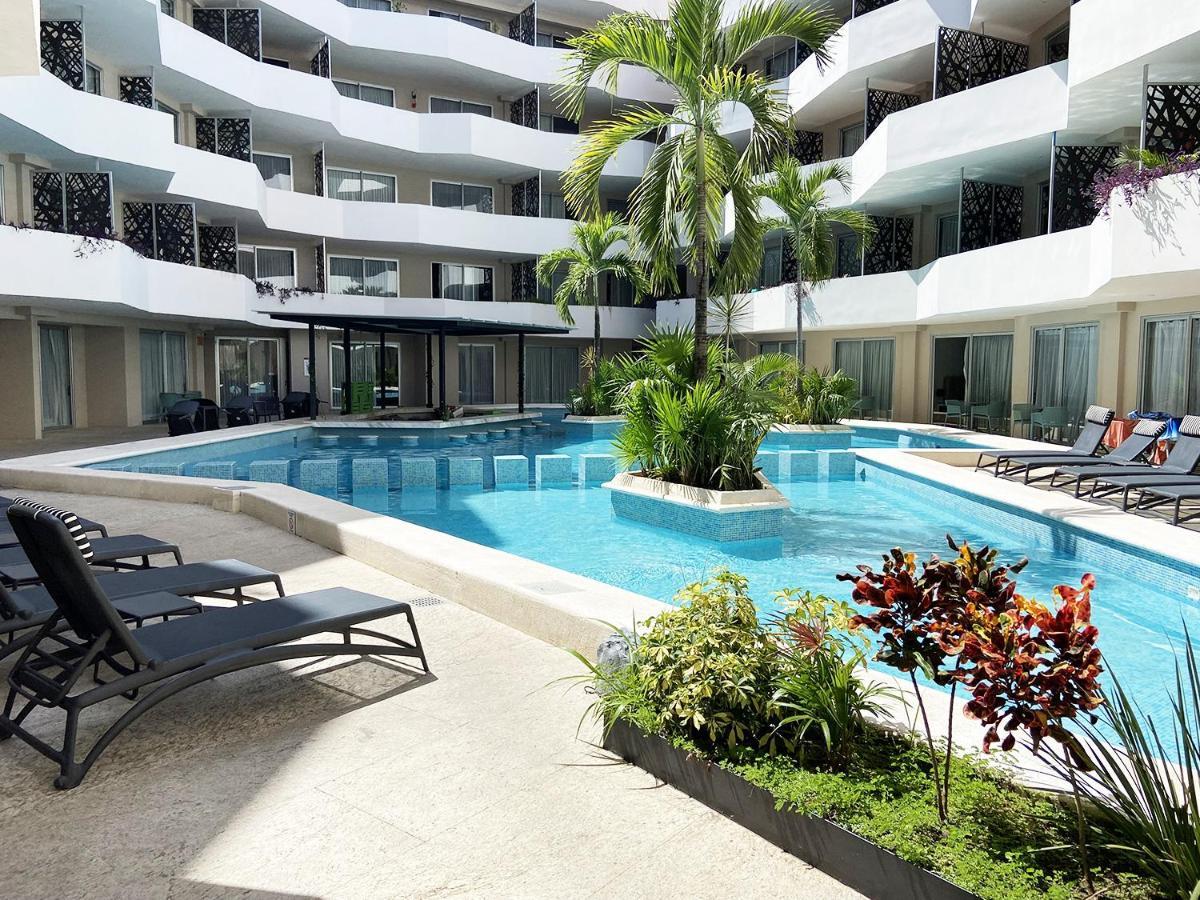 Apartment W/rooftop Pool Only 2 Mins From The