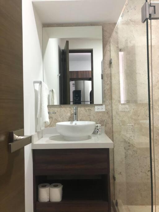 Martina's Studio Midtown2! Wanderfull Near 5th Av Apartment *