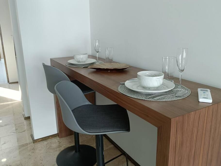 Menesse Mitdtown2 , Ave 25th