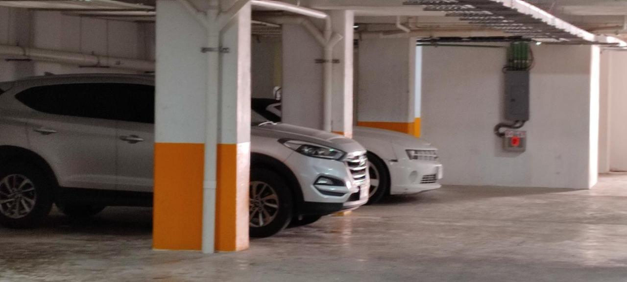 Menesse Mitdtown2 , Ave 25th *