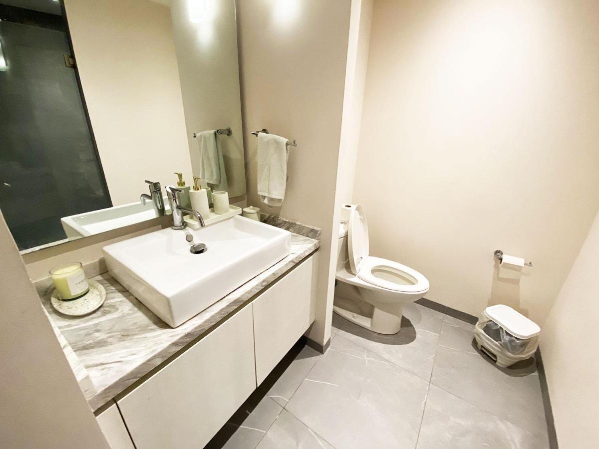 W/rooftop Pool Only 2 Mins From The