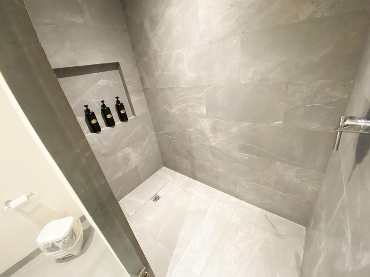 Apartment W/rooftop Pool Only 2 Mins From The *