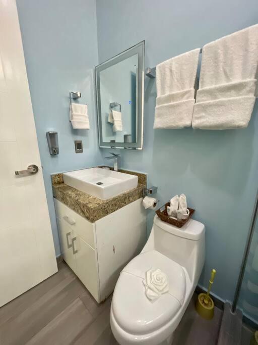 Beauty W Gym Sauna Pool Close 5th Ave &beach Apartment *
