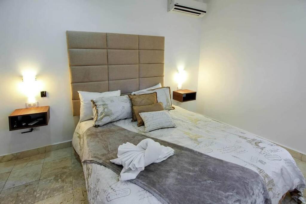 Apartment Modern 2 Bdr, 3 Minutes Walk From The Beach, Central Location!