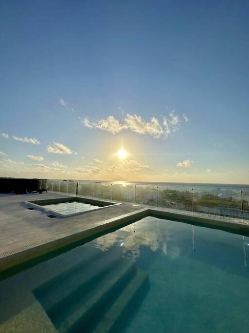 New Pool View Cozy / Jacuzzi, Gym & Pool Apartment