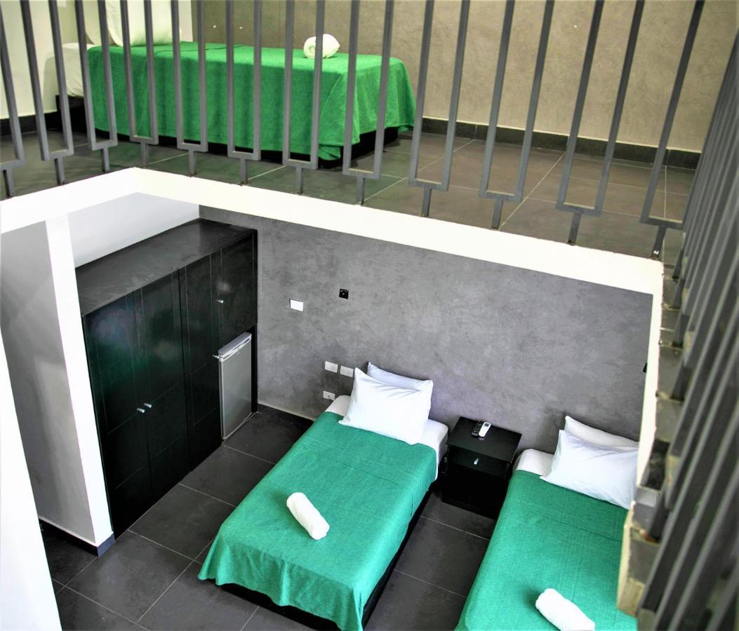 Colonial 3*