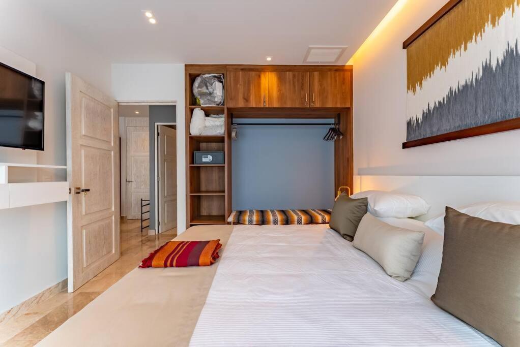 Casa Camaleon Luxury Condominium. Sea Views. Pools Apartment *