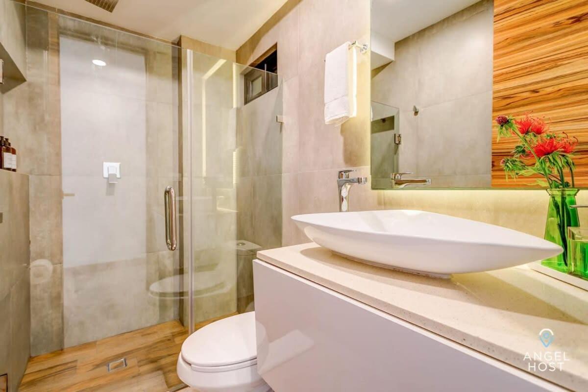 Holiday home With Amenities Sleeps 8 Roof Pool Gym *