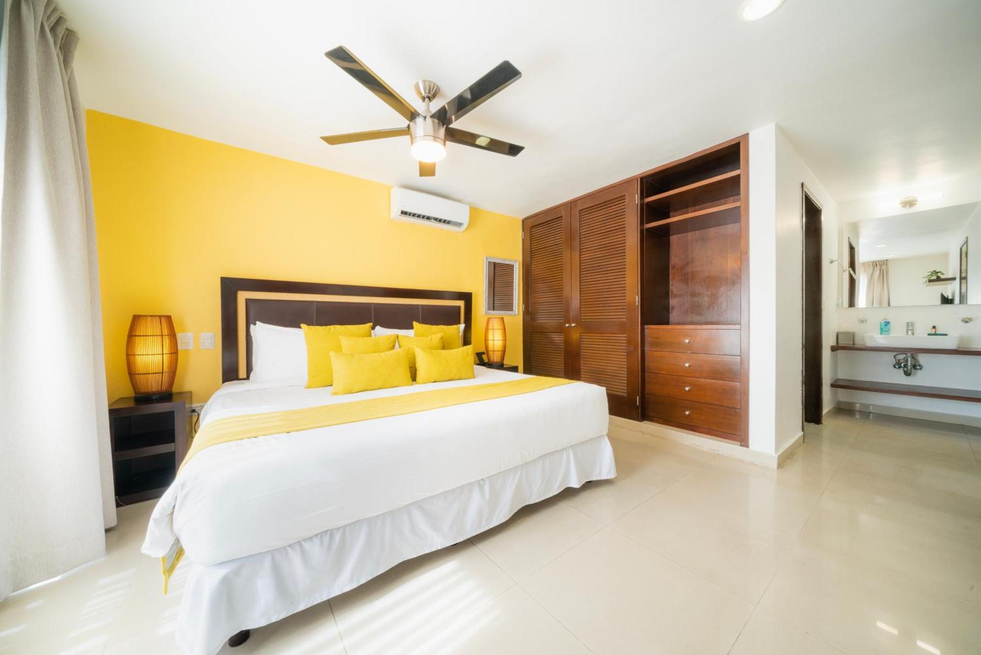 2 Bedroom Penthouse With Private Jacuzzi Next To Fifth Avenue And Beach - Plaza Paraiso A203 Apartment Playa del Carmen
