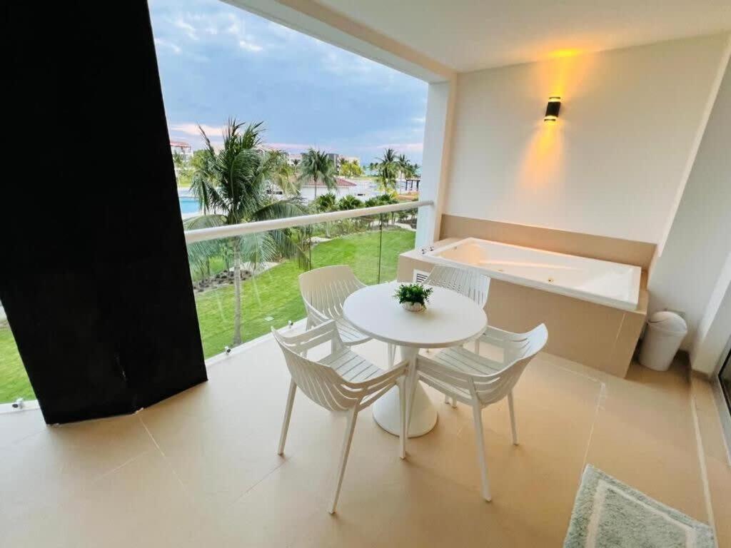 Luxurious Hideaway With Private Access Apartment *