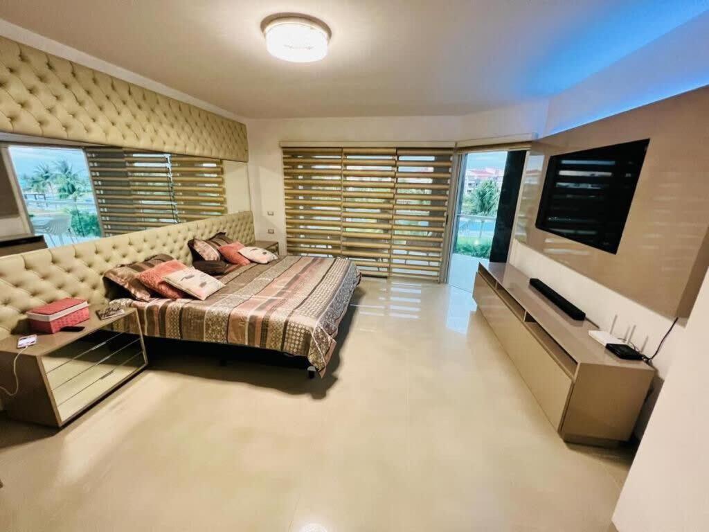 Luxurious Hideaway With Private Access Apartment *