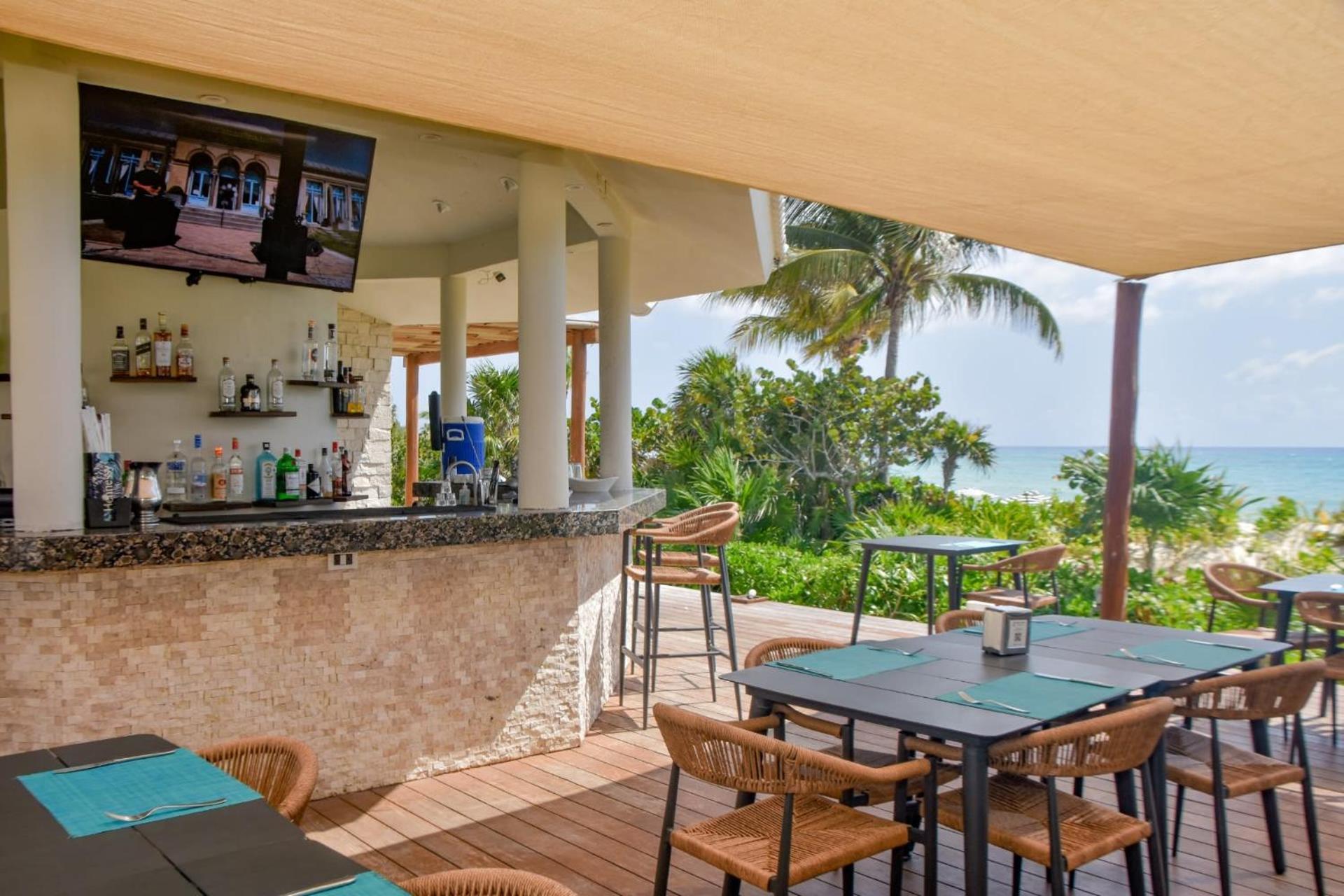 Luxurious Hideaway With Private Access Apartment *