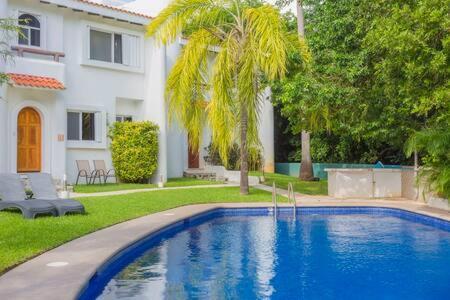 Holiday home Ideal Family & Friend Trip, Gated Area With Pool Onsite *