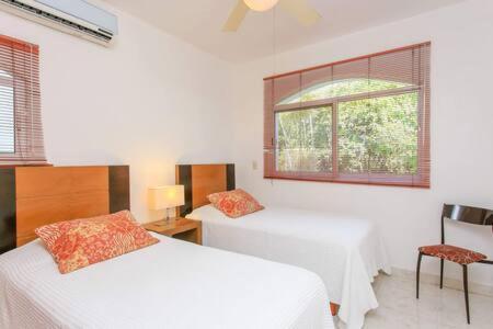 Ideal Family & Friend Trip, Gated Area With Pool Onsite Holiday home