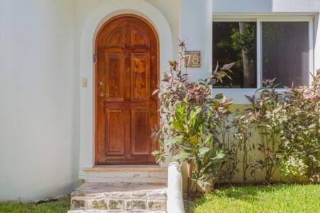 Ideal Family & Friend Trip, Gated Area With Pool Onsite Holiday home *