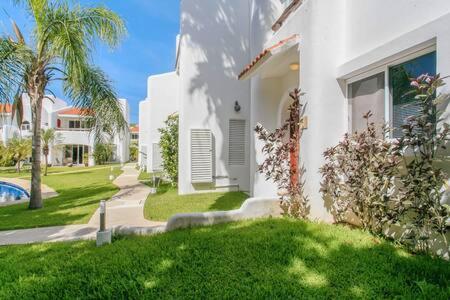 Holiday home Ideal Family & Friend Trip, Gated Area With Pool Onsite *