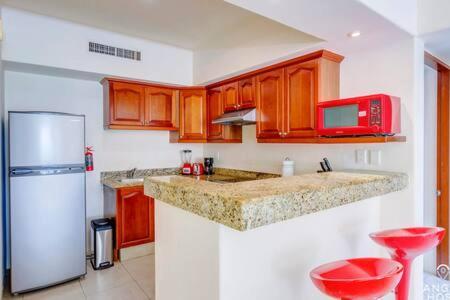 Pool, Gazebo, Parking, 2 Blocks To Beach & 5th Ave Appartement *