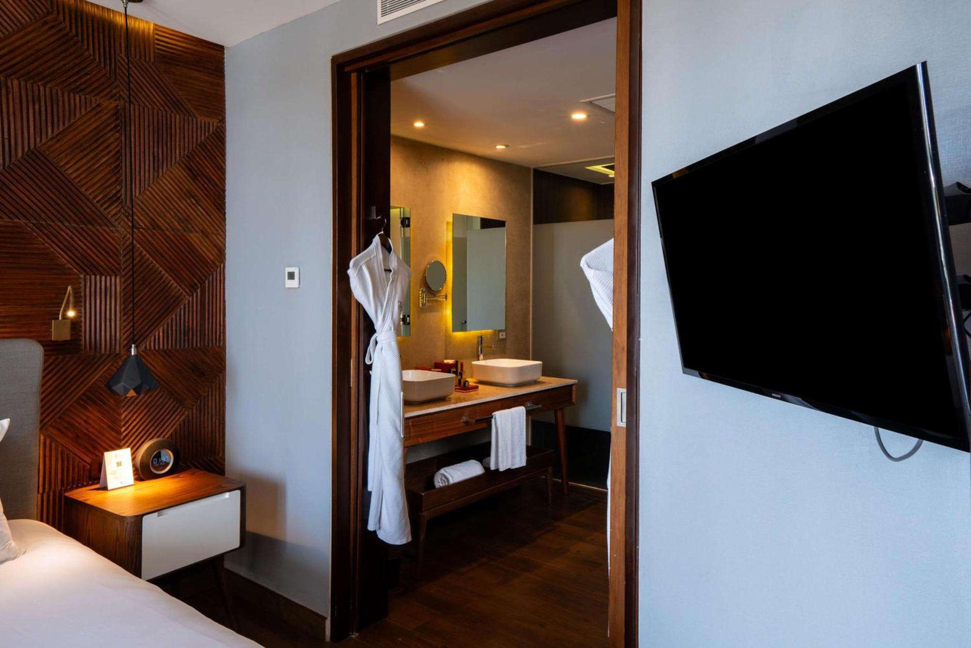 The Fives Downtown & Residences, Curio Collection By Hilton Hotel