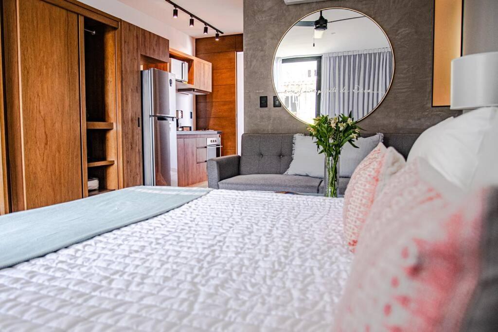 Ocean View Studio, Rooftop Pool, Steps From Hyatt Apartment