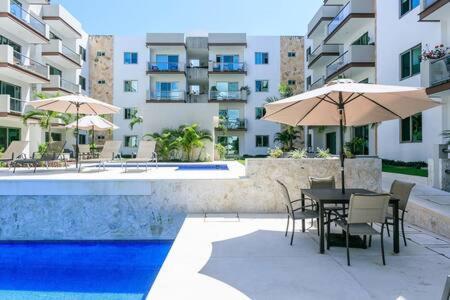 New In Residential Area With Amenities & 24hr Security Apartment