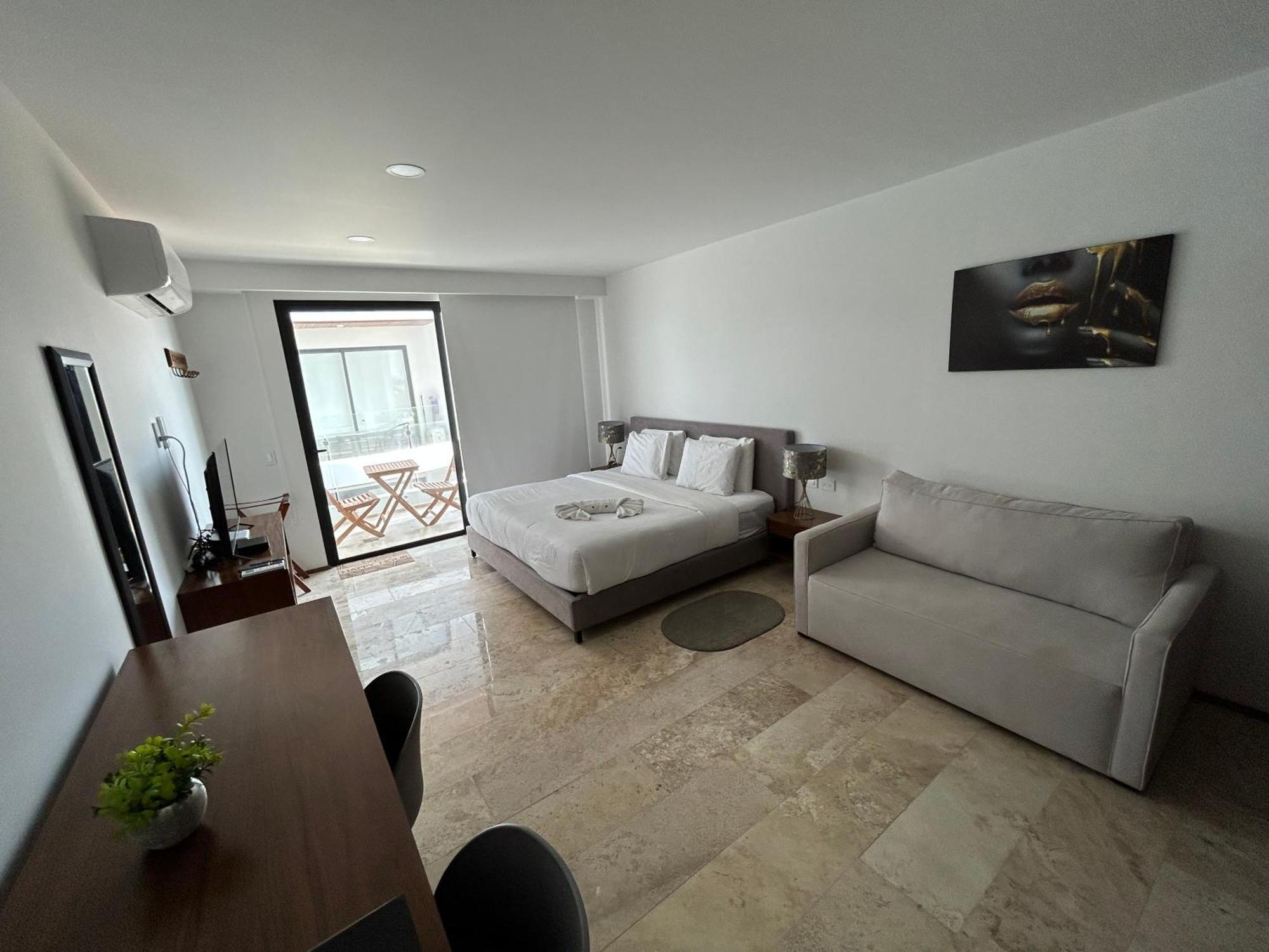 Chez Alam At Midtown 2 *