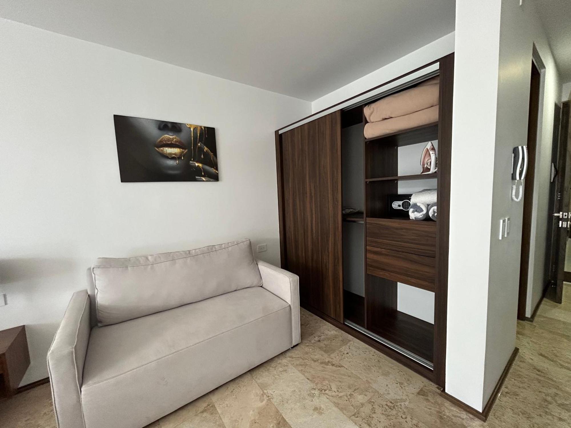 Chez Alam At Midtown 2 *