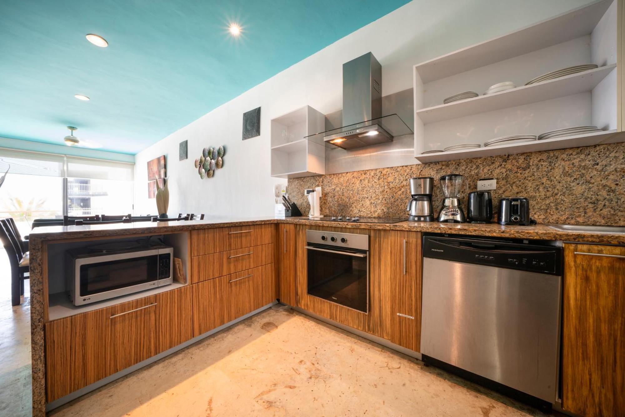 Beachfront Penthouse With 3 Bedrooms & Ocean View - Nubes Holiday home *