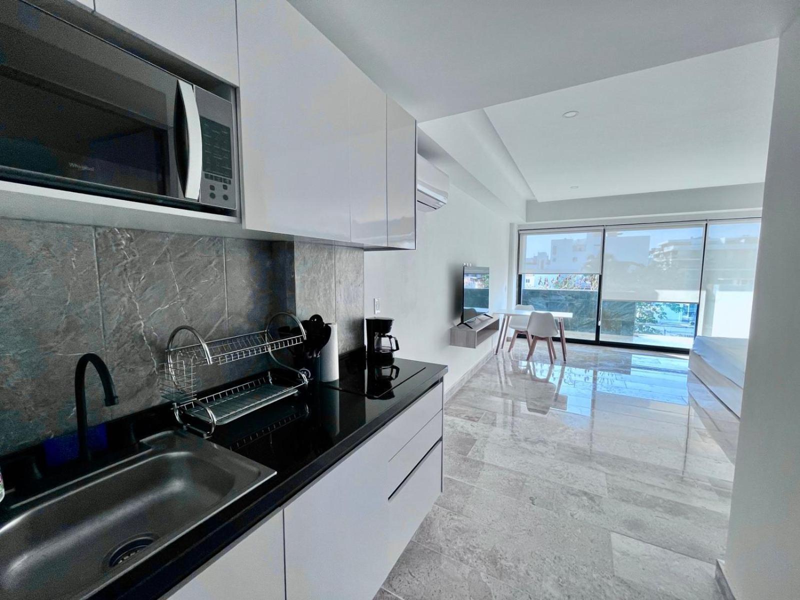 Apartment 1 Bd Location! Gym, Pool