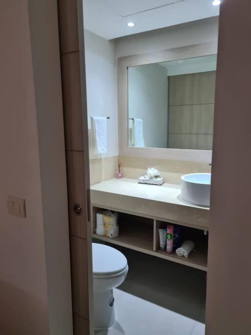 Apartment Quiet 1br-epic Pools-near