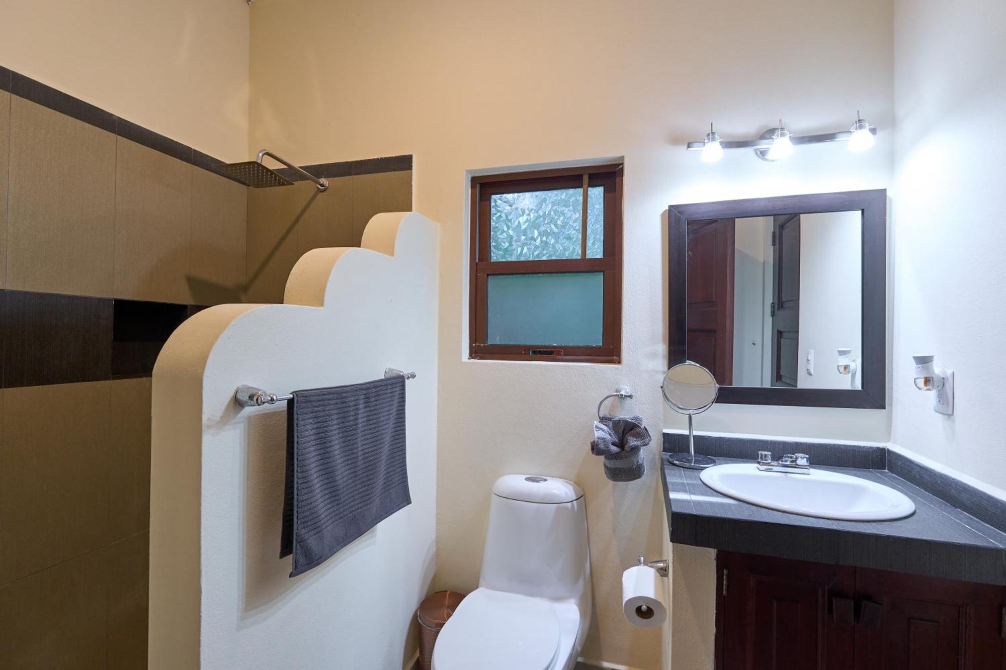 Spacious And Stylish Vacation For 8 With Private Pool And Large Terrace