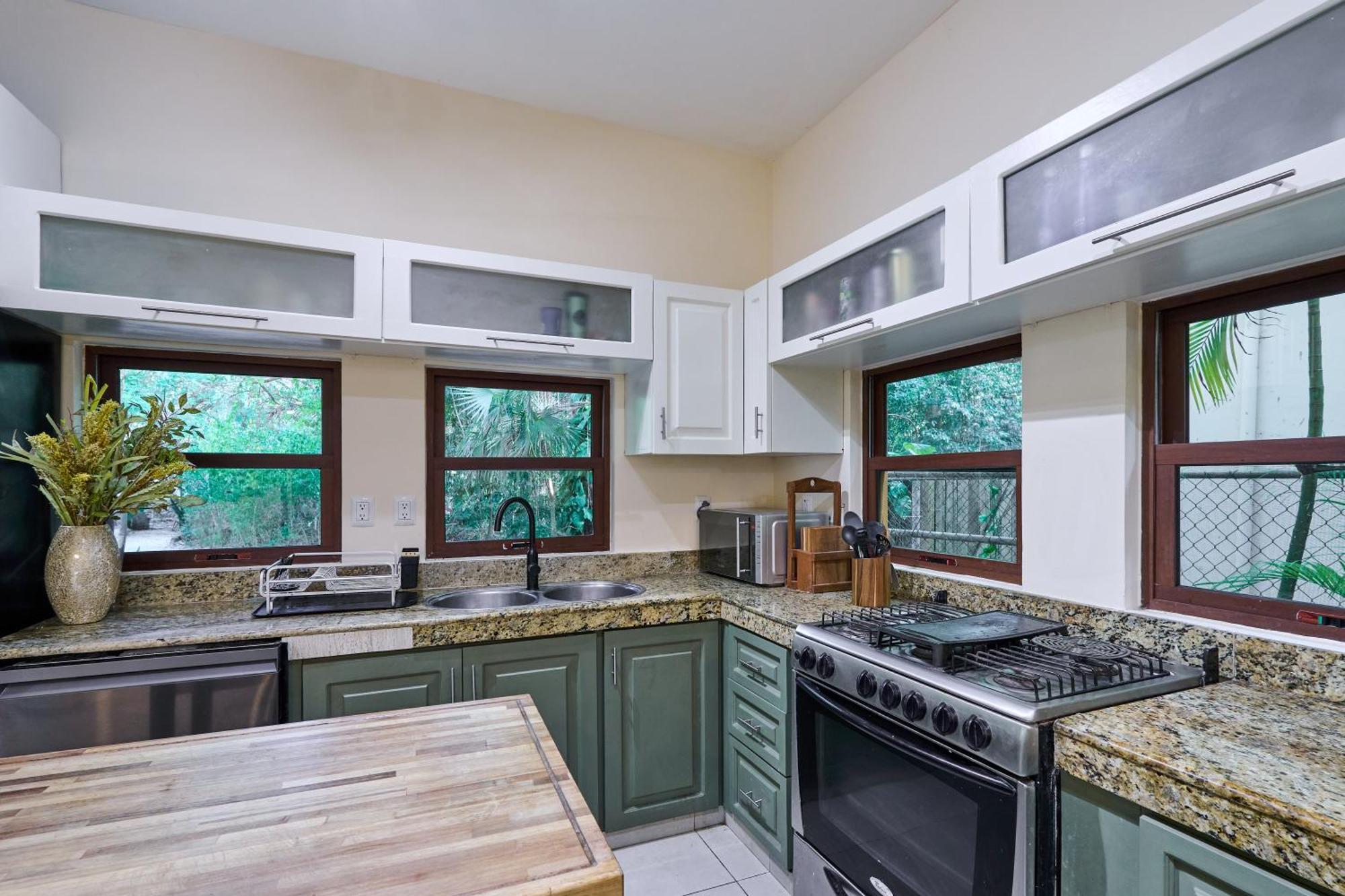 Spacious And Stylish Vacation For 8 With Private Pool And Large Terrace
