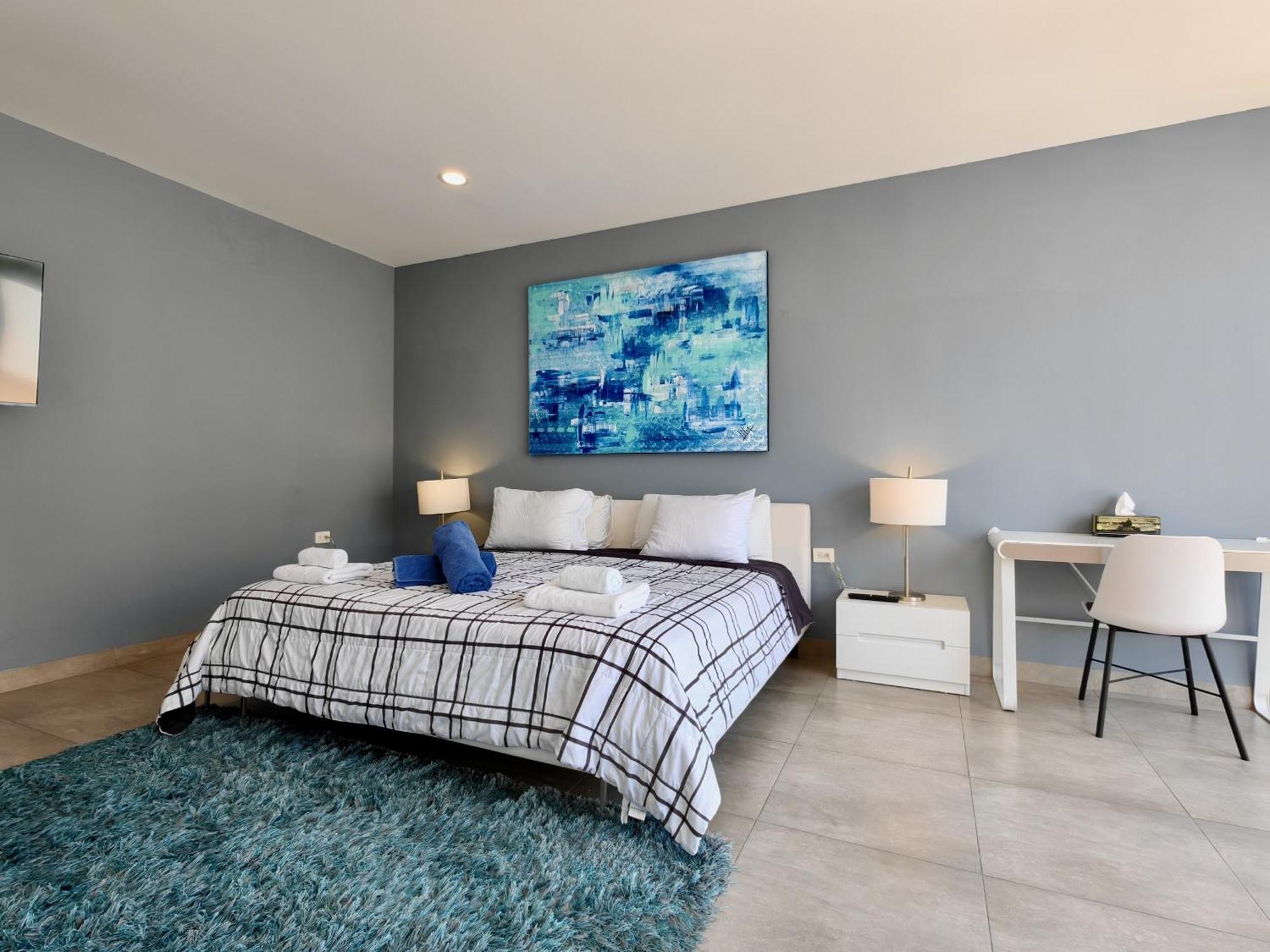 Icono Luxury Ph By Guys Apartment