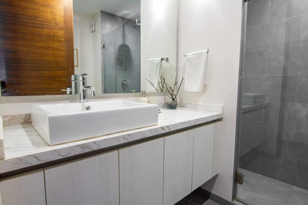 Luxury 1br Kitchen Ac Gym Pool Cine 100mb